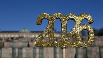 Vorschau auf das neue Jahr 2026 in Potsdam, im Hintergrund das Schloss Sanssouci.