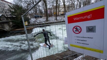 Anziehungspunkt für Einheimische und Touristen: Die Eisbachwelle im Englischen Garten zog auch in ihrer provisorischen Form viele Surfer und Schaulustige an.