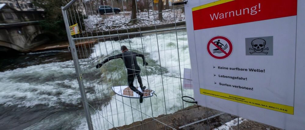 Anziehungspunkt für Einheimische und Touristen: Die Eisbachwelle im Englischen Garten zog auch in ihrer provisorischen Form viele Surfer und Schaulustige an.