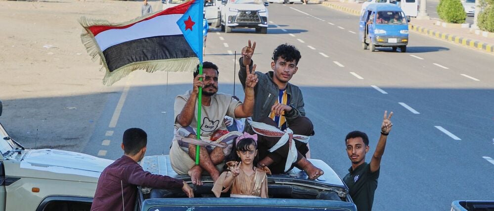 ARCHIV - 25.12.2025, Jemen, Aden: Anhänger des sogenannten Südlichen Übergangsrats (STC), einer Koalition separatistischer Gruppen, die den Staat Südjemen wiederherstellen wollen, halten eine südjemenitische Flagge während einer Kundgebung. (zu dpa: «Vereinigte Arabische Emirate kündigen Abzug aus dem Jemen an») Foto: Uncredited/AP/dpa +++ dpa-Bildfunk +++