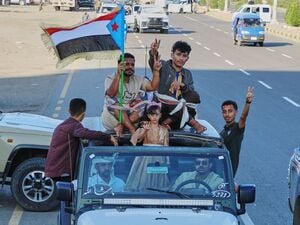 ARCHIV - 25.12.2025, Jemen, Aden: Anhänger des sogenannten Südlichen Übergangsrats (STC), einer Koalition separatistischer Gruppen, die den Staat Südjemen wiederherstellen wollen, halten eine südjemenitische Flagge während einer Kundgebung. (zu dpa: «Vereinigte Arabische Emirate kündigen Abzug aus dem Jemen an») Foto: Uncredited/AP/dpa +++ dpa-Bildfunk +++