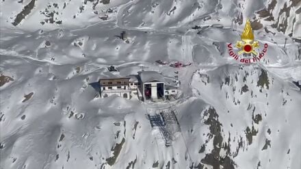 Ein Screenshot aus einem Video zeigt eine Bergstation an einer Seilbahn in den italienischen Alpen. Nach einem Unfall an einer Seilbahn in den italienischen Alpen sitzen fast 100 Menschen in einem hoch gelegenen Skigebiet fest.