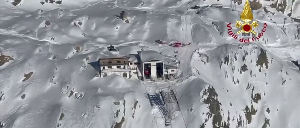Ein Screenshot aus einem Video zeigt eine Bergstation an einer Seilbahn in den italienischen Alpen. Nach einem Unfall an einer Seilbahn in den italienischen Alpen sitzen fast 100 Menschen in einem hoch gelegenen Skigebiet fest. 