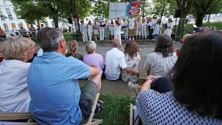 Bei der Fête de la musique sang in diesem Jahr das Vocalensemble Papillon auf der Chorbühne am Platz der Einheit.