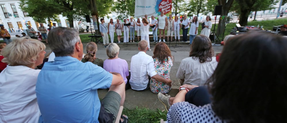 Bei der Fête de la musique sang in diesem Jahr das Vocalensemble Papillon auf der Chorbühne am Platz der Einheit.