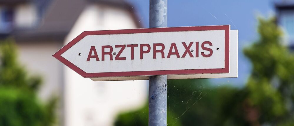 ARCHIV - 10.08.2020, Brandenburg, Wustermark: Ein Schild «Arztpraxis» steht an der Straße. (zu dpa: «Landärzteprogramm wird fortgesetzt») Foto: Soeren Stache/dpa-Zentralbild/dpa +++ dpa-Bildfunk +++
