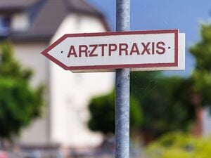 ARCHIV - 10.08.2020, Brandenburg, Wustermark: Ein Schild «Arztpraxis» steht an der Straße. (zu dpa: «Landärzteprogramm wird fortgesetzt») Foto: Soeren Stache/dpa-Zentralbild/dpa +++ dpa-Bildfunk +++