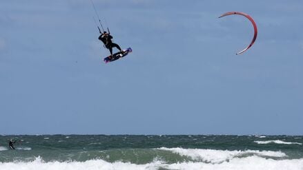 Kitesurfer über der Ostsee (Symbolbild).