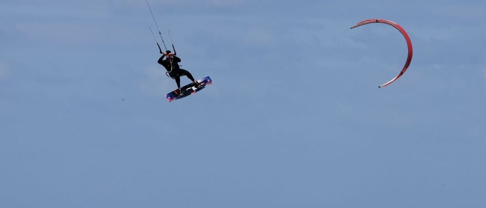 Kitesurfer über der Ostsee (Symbolbild).