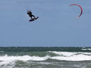 Kitesurfer über der Ostsee (Symbolbild).
