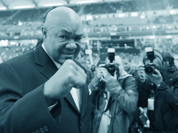 Der ehemalige Boxweltmeister George Foreman scherzt am Samstag (02.07.2011) vor dem Beginn des Boxkampfs um die WM-Gürtel der Verbände WBO/IBF und WBA zwischen den Schwergewichtsweltmeistern W. Klitschko aus der Ukraine und dem Briten Haye im Fußballstadion Imtech-Arena in Hamburg. Foto: Christian Charisius dpa/lno ++ +++ dpa-Bildfunk +++