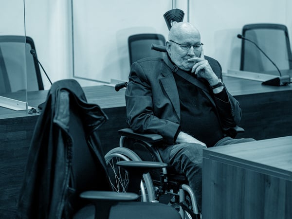 ARCHIV - 29.11.2022, Brandenburg, Potsdam: Horst Mahler, ehemaliger NPD-Anwalt, kommt zum seinem Prozess wegen Volksverhetzung und Leugnung des Holocaust in den Gerichtssaal. In der neuen Anklage vor dem Landgericht Potsdam wirft die Staatsanwaltschaft Mahler vor, sich in den Jahren 2013 bis 2017 in Buchmanuskripten und Emails volksverhetzend geäußert zu haben. (zu dpa: «Holocaust-Leugner Horst Mahler gestorben») Foto: Fabian Sommer/dpa +++ dpa-Bildfunk +++