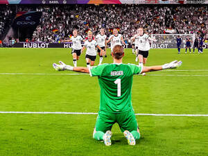 Die deutschen Fußballerinnen um Torfrau Ann-Katrin Berger errangen im EM-Viertelfinale einen denkwürdigen Sieg.
