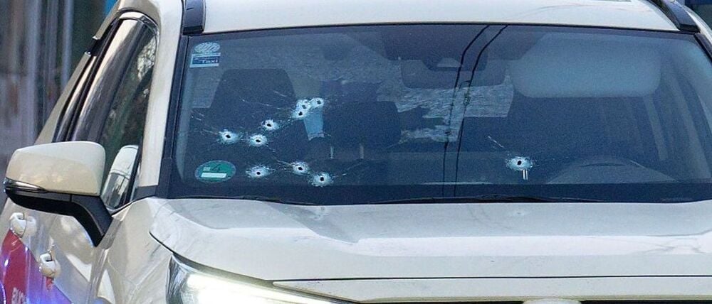 Auf das Taxi wurden mehrere Schüsse abgegeben - vor allem auf die Beifahrerseite.