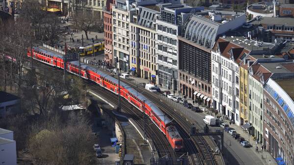 Die Berliner Stadtbahn im Bereich Hackescher Markt aus der Luft gesehen.