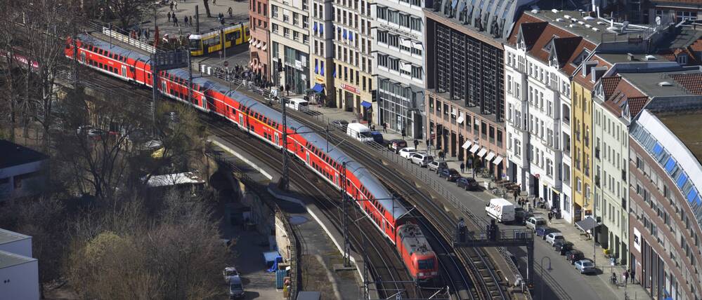 Die Berliner Stadtbahn im Bereich Hackescher Markt aus der Luft gesehen.