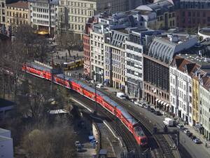 Die Berliner Stadtbahn im Bereich Hackescher Markt aus der Luft gesehen.