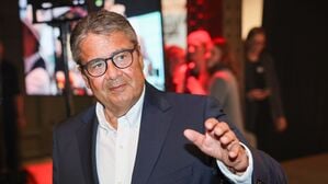 Sigmar Gabriel (SPD), Bundesaußenminister a.D., bei der Verleihung des Gastropreises „Genuss-Michel 2025“ in den Fischauktionshallen. 