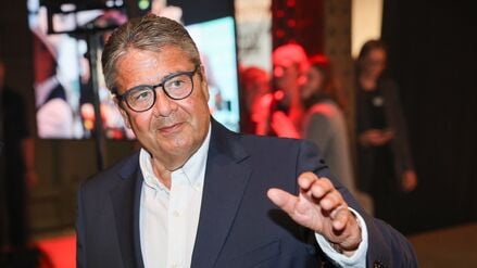 Sigmar Gabriel (SPD), Bundesaußenminister a.D., bei der Verleihung des Gastropreises „Genuss-Michel 2025“ in den Fischauktionshallen.