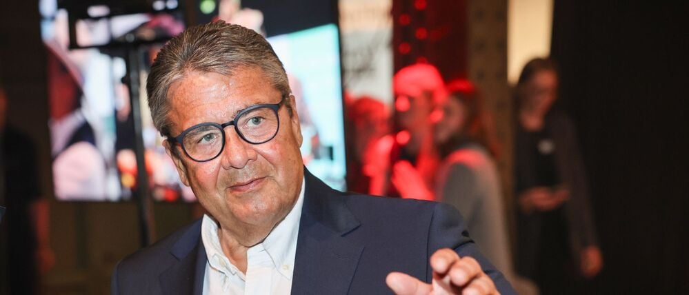 Sigmar Gabriel (SPD), Bundesaußenminister a.D., bei der Verleihung des Gastropreises „Genuss-Michel 2025“ in den Fischauktionshallen. 