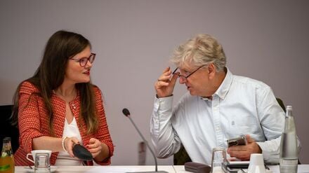 ARCHIV - 25.09.2024, Brandenburg, Potsdam: Die Landtagsabgeordneten des Brandenburger BSW Jouleen Gruhn (l) und André von Ossowski (r) unterhalten sich vor Beginn der konstituierenden Sitzung ihrer Fraktion. (zu dpa: «Wagenknecht: Kein Ende der Koalition wegen internen Streits») Foto: Soeren Stache/dpa +++ dpa-Bildfunk +++