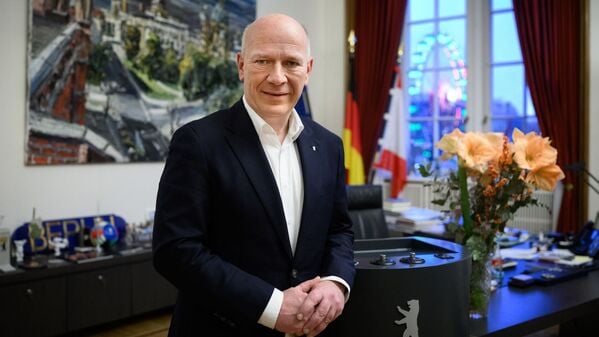 Berlins Regierender Bürgermeister Kai Wegner (CDU), hier in seinem Dienstzimmer im Roten Rathaus, muss sich 2026 dem Votum der Bürgerinnen und Bürger stellen.