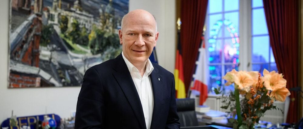 Berlins Regierender Bürgermeister Kai Wegner (CDU), hier in seinem Dienstzimmer im Roten Rathaus, muss sich 2026 dem Votum der Bürgerinnen und Bürger stellen.