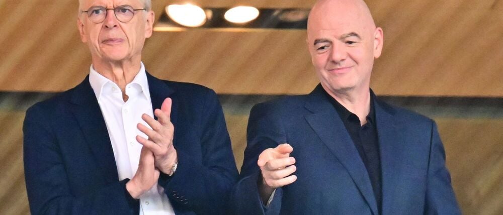 FIFA-Chef Gianni Infantino (r) hält offenbar viel von der Abseits-Idee von Arsène Wenger. (Archivbild)