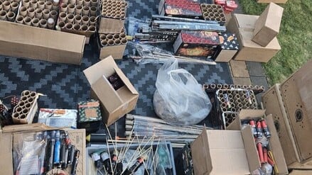 Polizei stellt am 30. Dezember 2025 in Falkensee (LK Havelland) über eine Tonne erlaubnispflichtige Pyrotechnik bei zwei Männern sicher.