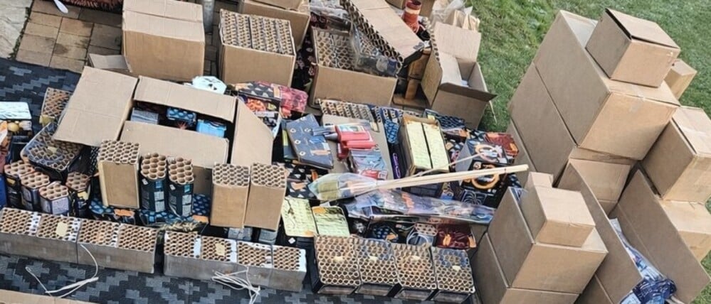 Polizei stellt am 30. Dezember 2025 in Falkensee (LK Havelland) über eine Tonne erlaubnispflichtige Pyrotechnik bei zwei Männern sicher.