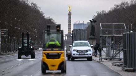 Blick auf die Straße des 17. Juni in Richtung Siegessäule während der Vorbereitungen für die Veranstaltung an Silvester. 