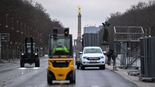 Blick auf die Straße des 17. Juni in Richtung Siegessäule während der Vorbereitungen für die Veranstaltung an Silvester. 