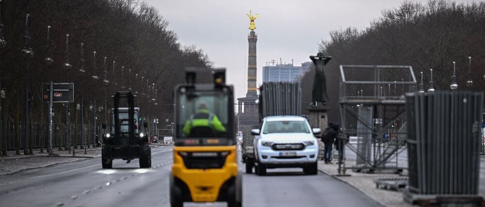 Auf der Straße des 17. Juni laufen die Vorbereitungen für die Silvesterparty des Landes am Brandenburger Tor. Aber kann auch die Party an der Siegessäule stattfinden?