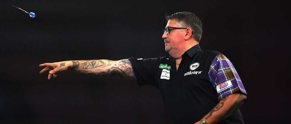 Gary Anderson beim Duell der beiden Giganten.