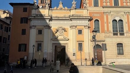 An der Kirche San Silvestro in Capite mitten im Rom gehen jeden Tag Tausende Touristen vorbei. (Archivbild)