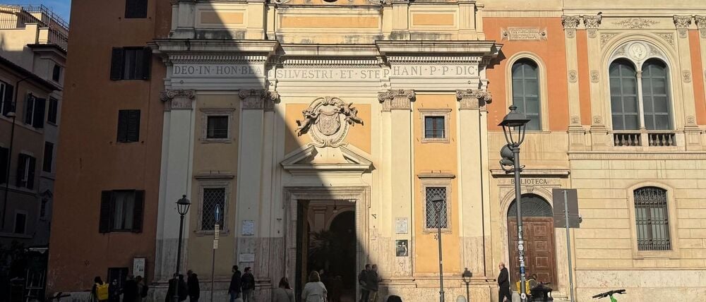 An der Kirche San Silvestro in Capite mitten im Rom gehen jeden Tag Tausende Touristen vorbei. (Archivbild) 