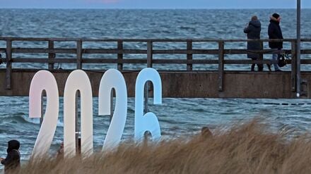 In vielen Ländern der Welt bereiten sich die Menschen auf den Jahreswechsel vor.