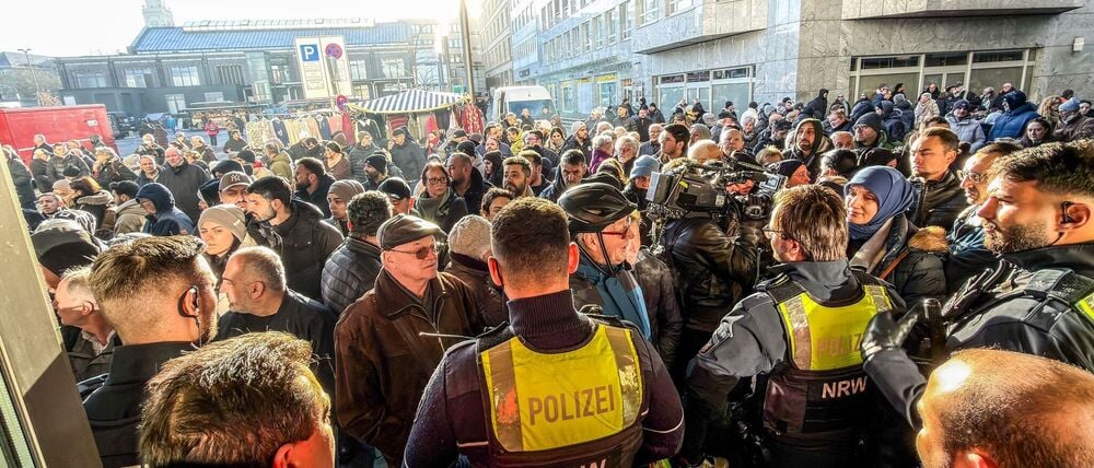 Nach dem Einbruch in den Tresorraum der Bank fordern besorgte Kunden Informationen.