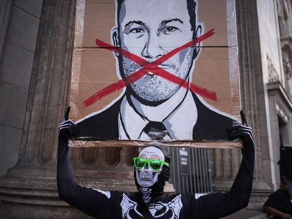 ARCHIV - 18.09.2025, USA, Los Angeles: Asher Rogers hält ein Bild von Jimmy Kimmel vor dem El Capitan Entertainment Centre, wo die Late-Night-Show "Jimmy Kimmel Live!" produziert wurde. (zu dpa: ««Tyrannei boomt hier»: Jimmy Kimmels Weihnachtsbotschaft gegen Trump») Foto: Jae C. Hong/AP/dpa +++ dpa-Bildfunk +++