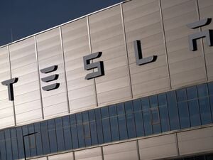 Der Werksleiter der Tesla-Fabrik in Grünheide, André Thierig, zeigt sich zuversichtlich für das Jahr 2026. (Archivbild)