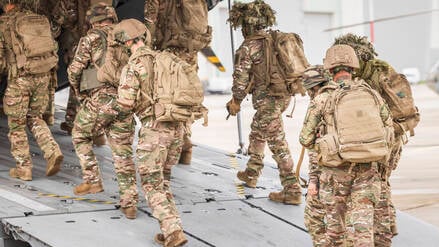 Französische Soldaten besteigen eine Militärmaschine.