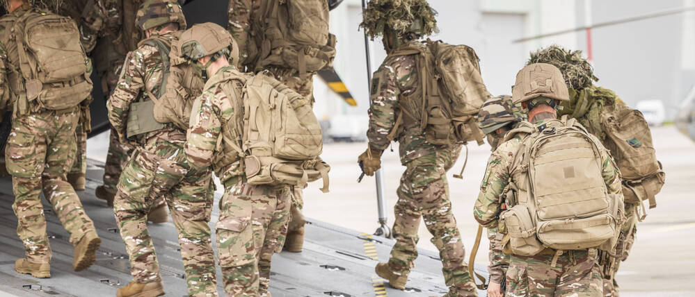 Französische Soldaten besteigen eine Militärmaschine.