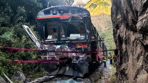 Einer der beiden Züge, die nach einer Frontalkollision zwischen Machu Picchu und Ollantaytambo betroffen waren, ist am 30. Dezember 2025 in Pampacahua, Departement Cusco, Peru, zu sehen. 
