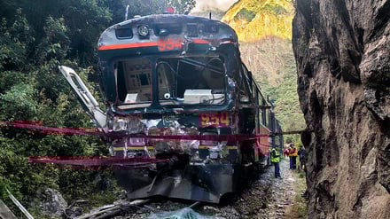 Einer der beiden Züge, die nach einer Frontalkollision zwischen Machu Picchu und Ollantaytambo betroffen waren, ist am 30. Dezember 2025 in Pampacahua, Departement Cusco, Peru, zu sehen. 
