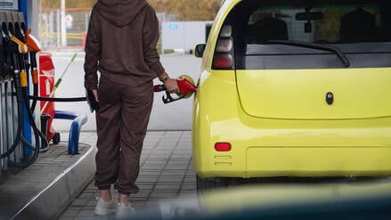 Eine Frau tankt ein Auto auf