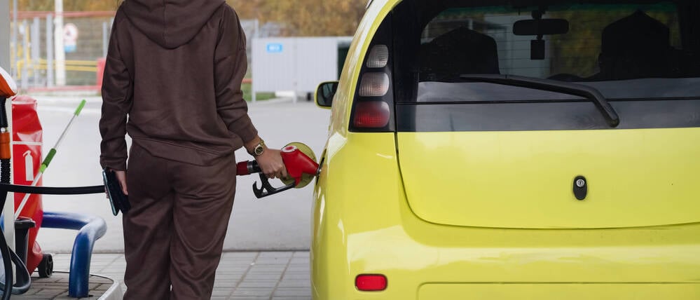 Eine Frau tankt ein Auto auf
