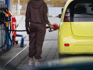 Eine Frau tankt ein Auto auf