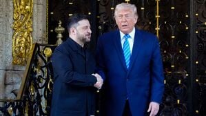US-Präsident Donald Trump (rechts) begrüßt Wolodymyr Selenskyj, Präsident der Ukraine, in seinem Club Mar-a-Lago in Florida.