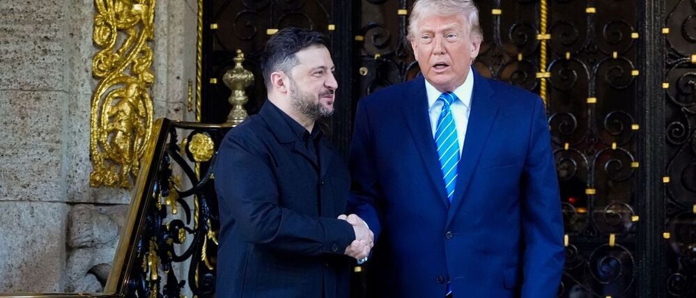 US-Präsident Donald Trump (rechts) begrüßt Wolodymyr Selenskyj, Präsident der Ukraine, in seinem Club Mar-a-Lago in Florida.