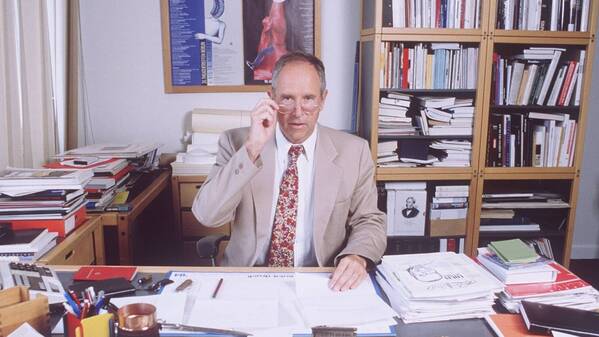 Festspiel-Leiter Ulrich Eckhardt im Jahr 1994 in seinem Berliner Büro.